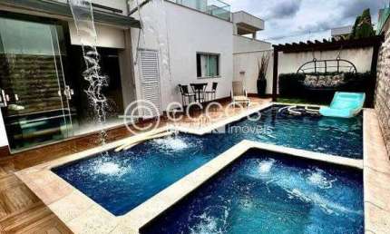 Casa em condomínio à venda, 4 quartos, 2 suítes, 4 vagas, Laranjeiras - Uberlândia/MG