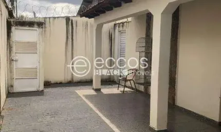 Casa à venda, 3 quartos, 1 suíte, 2 vagas, Cidade Jardim - Uberlândia/MG