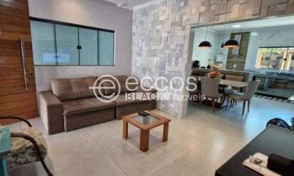 Casa à venda, 3 quartos, 1 suíte, 4 vagas, Santa Mônica - Uberlândia/MG