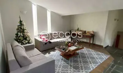 Casa à venda, 3 quartos, 1 suíte, 2 vagas, Martins - Uberlândia/MG