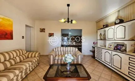 Casa à venda, 3 quartos, 1 suíte, 4 vagas, Tabajaras - Uberlândia/MG