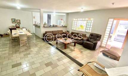 Casa à venda, 6 quartos, 3 suítes, 4 vagas, Santa Mônica - Uberlândia/MG