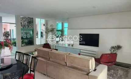 Casa à venda, 3 quartos, 3 suítes, 8 vagas, Planalto - Uberlândia/MG