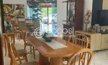 Casa à venda, 4 quartos, 3 suítes, 5 vagas, Presidente Roosevelt - Uberlândia/MG