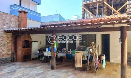 Casa à venda, 5 quartos, 1 suíte, 4 vagas, Santa Mônica - Uberlândia/MG