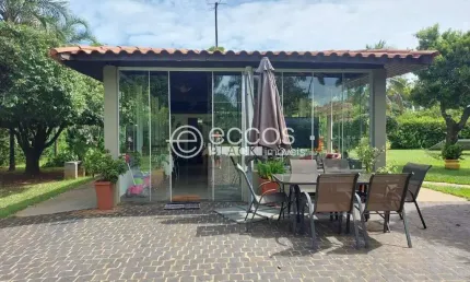 Casa à venda com 4 suítes, vagas cobertas para 4 carros, condomínio morada do sol, Uberlândia/MG