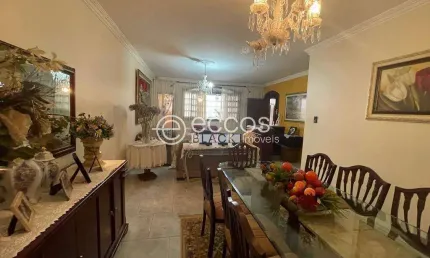 Casa à venda, 4 quartos, 1 suíte, 2 vagas, Aclimação - Uberlândia/MG