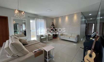 Casa à venda, 4 quartos, 4 suítes, 4 vagas, Jardim Karaíba - Uberlândia/MG