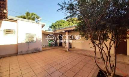 Casa para aluguel, 5 quartos, 2 suítes, 3 vagas, Umuarama - Uberlândia/MG