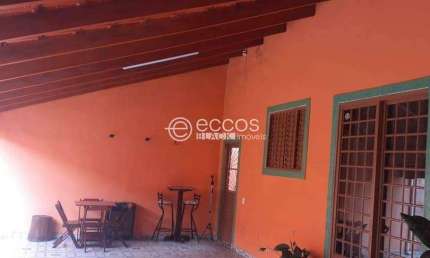 Casa à venda, 4 quartos, 1 suíte, 4 vagas, Granada - Uberlândia/MG