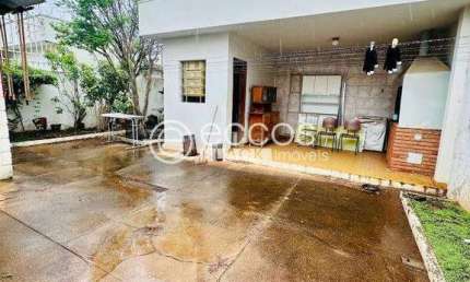 Casa à venda, 4 quartos, 1 suíte, 3 vagas, Brasil - Uberlândia/MG