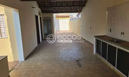 Casa à venda, 3 quartos, 2 suítes, 2 vagas, Santa Mônica - Uberlândia/MG