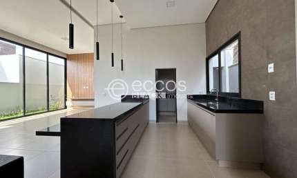 Casa em condomínio à venda, 3 quartos, 3 suítes, 2 vagas, Laranjeiras - Uberlândia/MG