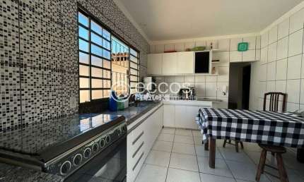 Casa à venda, 3 quartos, 3 vagas, Osvaldo Rezende - Uberlândia/MG