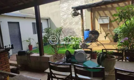 Casa à venda, 3 quartos, 1 suíte, 3 vagas, Jardim Patrícia - Uberlândia/MG