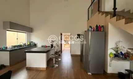 Casa à venda, 3 quartos, 1 suíte, 2 vagas, Jardim Ipanema - Uberlândia/MG