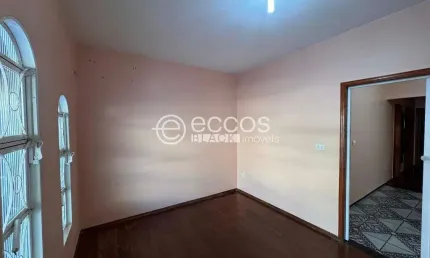 Casa para aluguel, 3 quartos, 1 suíte, 3 vagas, Santa Mônica - Uberlândia/MG