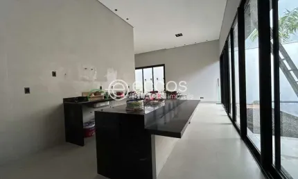 Casa à venda, 3 quartos, 3 suítes, 3 vagas, Vigilato Pereira - Uberlândia/MG