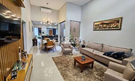 Casa à venda, 3 quartos, 2 suítes, 4 vagas, Aclimação - Uberlândia/MG