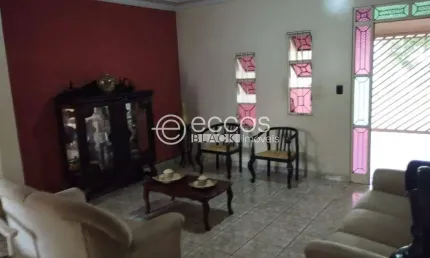 Casa à venda, 3 quartos, 1 suíte, 2 vagas, Martins - Uberlândia/MG