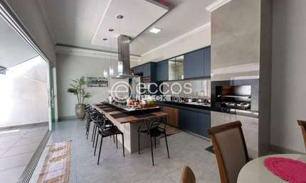 Casa à venda, 3 quartos, 1 suíte, 6 vagas, Santa Rosa - Uberlândia/MG