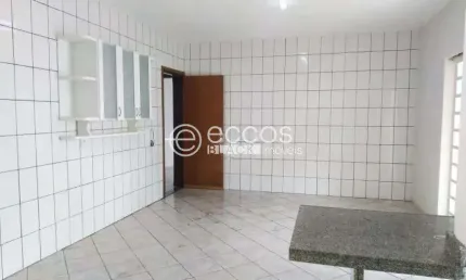 Casa à venda, 3 quartos, 1 suíte, 2 vagas, Santa Mônica - Uberlândia/MG