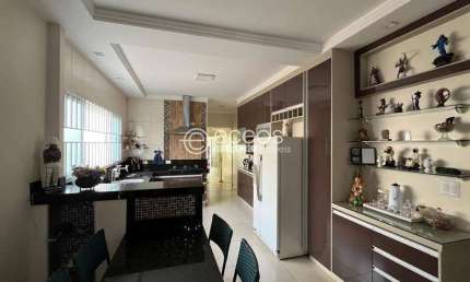 Casa à venda, 3 quartos, 3 suítes, 3 vagas, Presidente Roosevelt - Uberlândia/MG