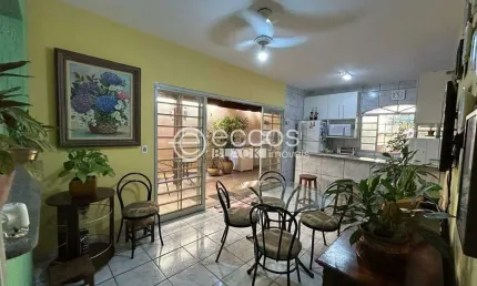 Casa à venda, 3 quartos, 1 suíte, 4 vagas, Saraiva - Uberlândia/MG