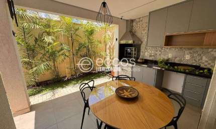 Casa em condomínio para aluguel, 3 quartos, 1 suíte, 2 vagas, Jardim Inconfidência - Uberlândia/MG