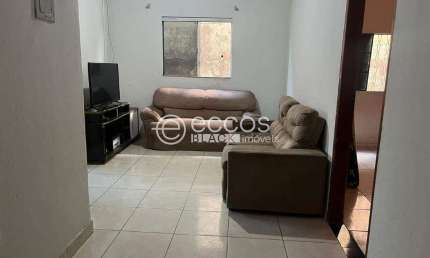Casa à venda, 4 quartos, 1 suíte, 2 vagas, Laranjeiras - Uberlândia/MG