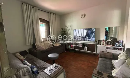 Casa à venda, 3 quartos, 1 suíte, 2 vagas, Santa Mônica - Uberlândia/MG