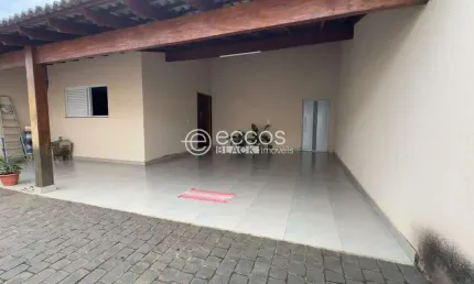 Casa à venda, 3 quartos, 1 suíte, 4 vagas, Santa Mônica - Uberlândia/MG