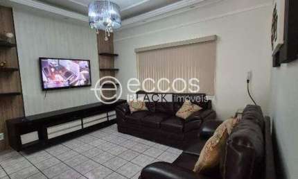 Casa para aluguel, 3 quartos, 1 suíte, 2 vagas, Laranjeiras - Uberlândia/MG