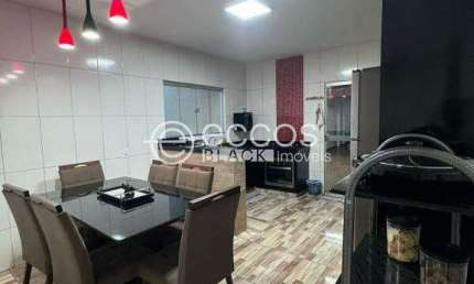 Casa à venda, 3 quartos, 1 suíte, 3 vagas, São Jorge - Uberlândia/MG