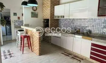 Casa à venda, 3 quartos, 1 suíte, 2 vagas, Jardim Patrícia - Uberlândia/MG