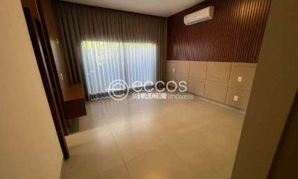 Casa em condomínio para aluguel, 3 quartos, 3 suítes, 4 vagas, Jardim Sul - Uberlândia/MG