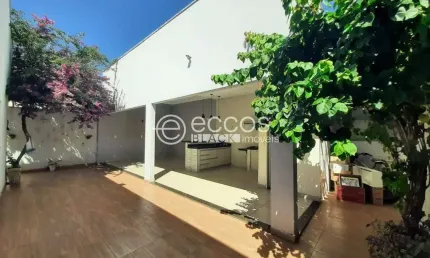 Casa em condomínio à venda, 3 quartos, 2 suítes, 4 vagas, Jardim Holanda - Uberlândia/MG