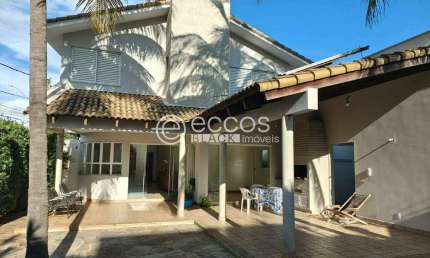 Casa à venda, 4 quartos, 2 suítes, 4 vagas, Jardim Karaíba - Uberlândia/MG