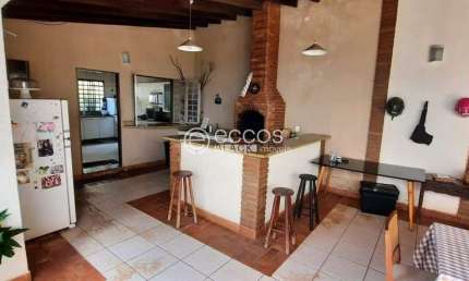 Casa à venda, 6 quartos, 1 suíte, 1 vaga, CENTRO - ARAGUARI/MG
