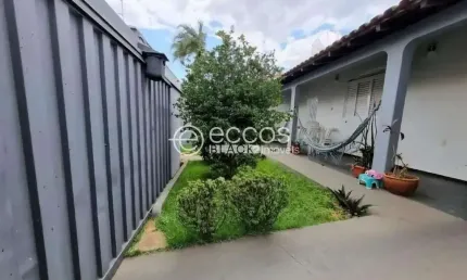 Casa para aluguel, 3 quartos, 1 suíte, 2 vagas, Cidade Jardim - Uberlândia/MG