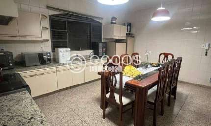 Casa à venda, 3 quartos, 2 suítes, 2 vagas, Residencial Gramado - Uberlândia/MG