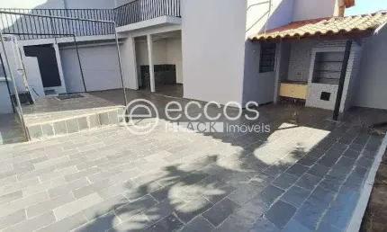 Casa para aluguel, 4 quartos, 2 suítes, 2 vagas, BOSQUE - ARAGUARI/MG