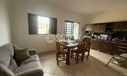 Casa à venda, 3 quartos, 1 suíte, 2 vagas, Laranjeiras - Uberlândia/MG