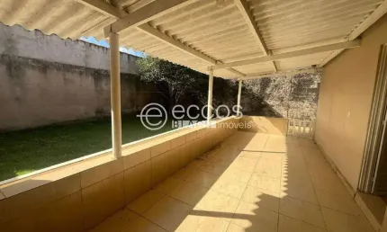 Casa à venda, 3 quartos, 1 vaga, Luizote de Freitas - Uberlândia/MG