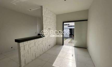 Casa à venda, 2 quartos, 1 suíte, 2 vagas, Laranjeiras - Uberlândia/MG
