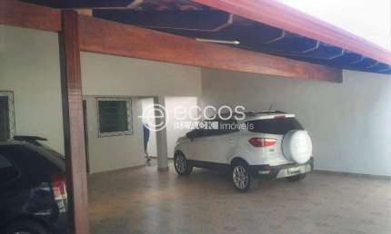 Casa à venda, 5 quartos, 1 suíte, 6 vagas, Jóquei Clube - ARAGUARI/MG