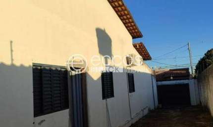 Casa à venda, 3 quartos, 1 suíte, 2 vagas, Industrial - ARAGUARI/MG