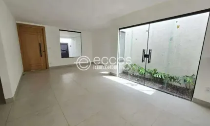 Casa à venda, 3 quartos, 1 suíte, 2 vagas, Cidade Jardim - Uberlândia/MG