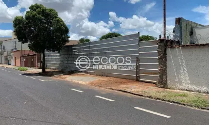 Terreno à venda na Rua Curitiba, --, Brasil, Uberlândia