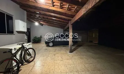 Casa à venda, 3 quartos, 1 suíte, 3 vagas, Jardim das Palmeiras - Uberlândia/MG